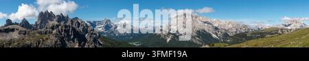 Bellissimo panorama delle Dolomiti in Italia visto dalle Tre Cime di Lavaredo con i Cadini di Misurina (a sinistra), Sorapiss, il Lago Misurina e il Monte Cristallo nel Foto Stock