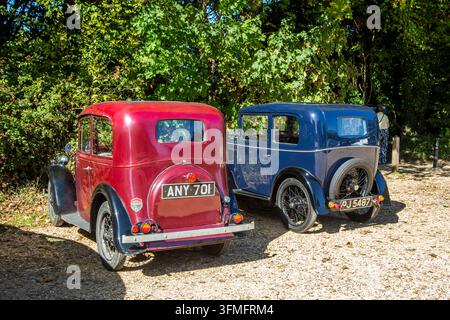 Due auto classiche d'epoca Austin Seven Ruby, quella di sinistra marrone del 1935 e quella di destra nera del 1932, entrambe da 748 cc e 7 HP Foto Stock