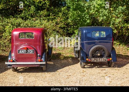 Due auto classiche d'epoca Austin Seven Ruby, quella di sinistra marrone del 1935 e quella di destra nera del 1932, entrambe da 748 cc e 7 HP Foto Stock