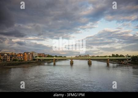 Ampia veduta del fiume Tamigi e del paesaggio urbano fluviale a Putney Londra. Foto Stock