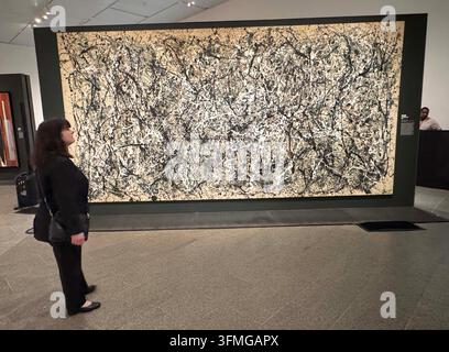 New York, New York, USA. 28 set, 2026. Un visitatore visto con "One Number 31, 1950" di Jackson Pollock durante l'anteprima per la stampa della nuova mostra d'arte "Krasner e Pollock - Past Continuous" tenutasi al Metropolitan Museum of Art, noto anche come The Met. Questa è la prima grande mostra congiunta che comprende opere di entrambi i famosi espressionisti astratti Jackson Pollock e di sua moglie Lee Krasner. (Credito immagine: © Nancy Kaszerman/ZUMA Press Wire) USO EDITORIALE SOLO! Non per USO COMMERCIALE! Foto Stock