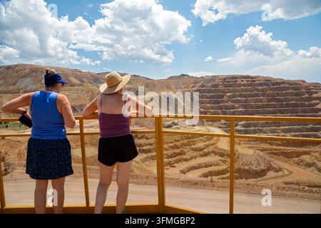 Cripple Creek, Colorado – I turisti osservano la miniera d'oro Cripple Creek & Victor da una piattaforma di osservazione. Precedentemente gestita da Newmont, ora è di proprietà di Foto Stock