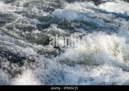 Prima vista di rapide turbolente di acqua bianca in un fiume Foto Stock