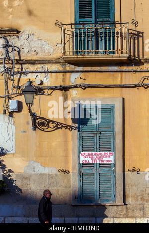 ITALIA, TRAPANI-20 OTTOBRE: Trapani è una città sulla costa occidentale della Sicilia. Vista stradale il 20 ottobre 2022, Trapani, Sicilia, Italia. Foto Stock