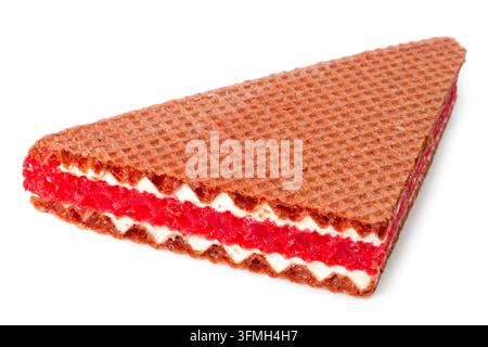 Torta di waffle con crema ai frutti di bosco su sfondo bianco. Waffle triangolare con ripieno. Foto Stock
