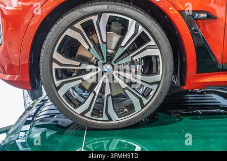 Monaco di Baviera, Germania, 16.07.2024 - Una vista laterale ravvicinata di una ruota in lega ad alte prestazioni BMW M, che mostra il design intricato della giante, il battistrada del pneumatico Pirelli e la Foto Stock