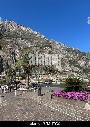 Vista panoramica del Lago di Garda a Limone sul Garda, Lombardia, Italia Foto Stock