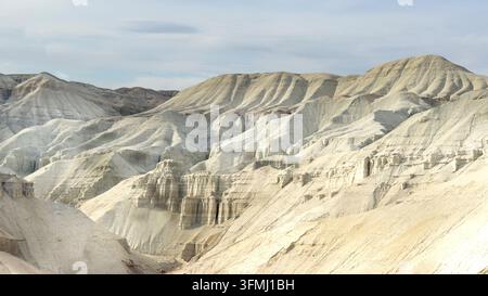 Coline di gesso erose delle montagne di Aktau nella regione di Almaty, Kazakistan Foto Stock