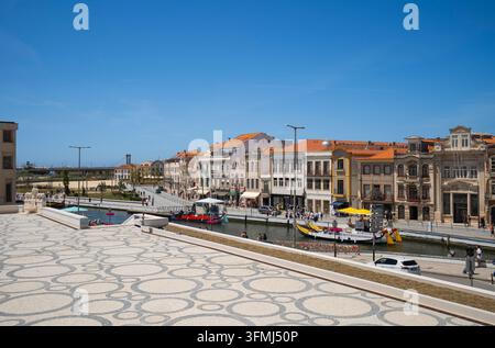 Aveiro, Portogallo - 7 giugno 2026: Edifici colorati e barche tradizionali lungo un canale ad Aveiro, Portogallo Foto Stock