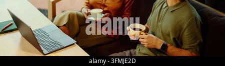 Intestazione di donna nera e uomo che bevono caffè durante un incontro di lavoro informale Foto Stock