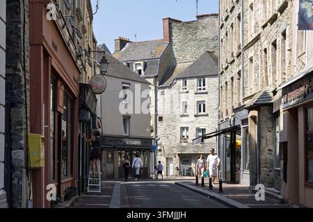 Francia, Manche (50), Cotentin, Cherbourg-en-Cotentin, la rue du port vicino al bassin du commerce :: Francia, Manche, Cotentin, Cherbourg-en-Cotentin, Rue du Port vicino al Bassin du Commerce Foto Stock