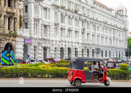 Sri Lanka, Colombo, distretto di Fort, York Street, tuk-tuk davanti alla facciata del storico Grand Oriental Hotel (XIX secolo) Foto Stock