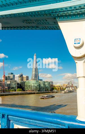 Regno Unito, Londra, dal Tower Bridge sopra il Tamigi e la torre Shard Foto Stock