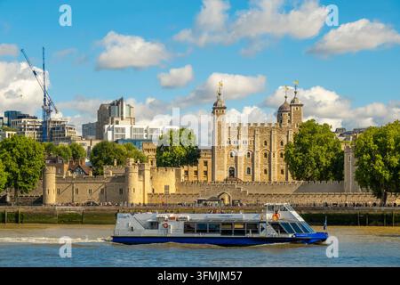 Regno Unito, Londra, la Torre di Londra con il Tamigi Foto Stock