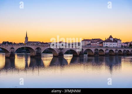 Francia, Saona e Loira, Mâcon, ponte di Saint-Laurent sul fiume Saona all'alba Foto Stock