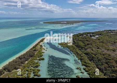Vista aerea di Moreton Island che mostra acque turchesi, banchi di sabbia, fitta vegetazione costiera e la costa di Kooringal, Queensland, Australia. Foto Stock
