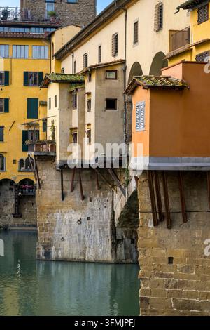 Italia, Toscana, Firenze, elencata come Patrimonio dell'UNESCO, il Ponte Vecchio sull'Arno, è sormontato da negozi e dal Corridoio Vasariano, che permetteva ai Medici di spostarsi in sicurezza dal Palazzo Pitti alla Galleria degli Uffizi e al Palazzo Vecchio Foto Stock