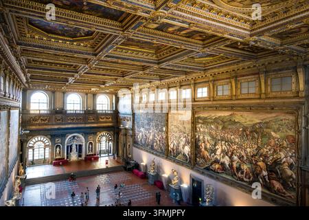 Italia, Toscana, Firenze, inserita nel Patrimonio dell'UNESCO, il Palazzo Vecchio, Salone dei Cinquecento (Sala dei Cinquecento) adornato da affreschi di Vasari raffiguranti le vittorie di Firenze su Siena e Pisa Foto Stock