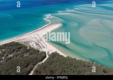 Vista aerea di Moreton Island che mostra la lingua di sabbia bianca, le acque turchesi poco profonde, le banche di sabbia e la fitta vegetazione costiera a Kooringal, Queensland Foto Stock