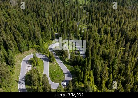 Italia, Veneto, provincia di Belluno, Cortina d'Ampezzo, auto sulla strada tortuosa del Passo Giau (vista aerea) Foto Stock