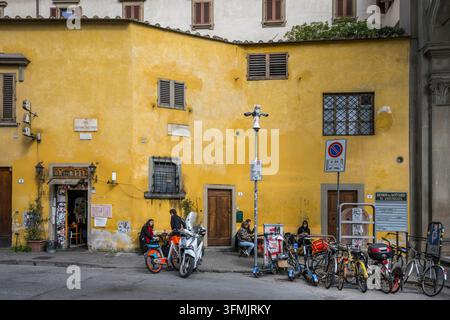 Italia, Toscana, Firenze, inserita nel Patrimonio mondiale dell'UNESCO, Un Caffè via Cesare Battisti ai margini della piazza Santissima Annunziata Foto Stock