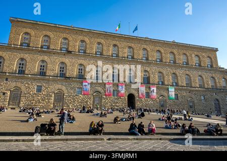 Italia, Toscana, Firenze, inserita nel Patrimonio dell'UNESCO, quartiere Oltrarno, giardino di Boboli, Palazzo Pitti, facciata dalla Piazza de Pitti Foto Stock