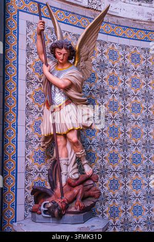 Francia, Haute-Marne, Saint-Dizier, chiesa di Notre-Dame-de-l'Assomption del XIII secolo, statua di San Michele che abbatte il drago Foto Stock