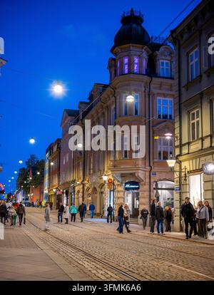 Le persone passeggiano per le strade di Norrköping, Svezia, durante la notte della cultura, un evento annuale che si svolge l'ultimo sabato di settembre. Foto Stock