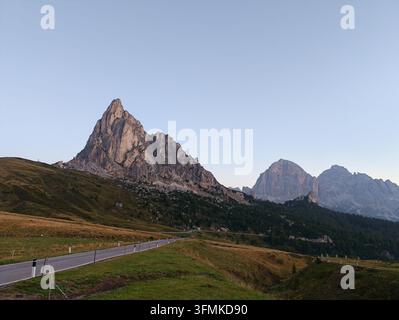 Scopri la bellezza mozzafiato del Passo Giau nelle Dolomiti, Italia, con imponenti vette montuose circondate da paesaggi lussureggianti. Un luogo perfetto Foto Stock