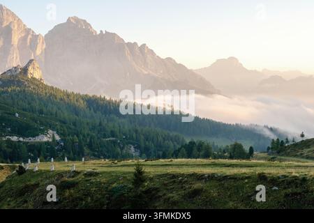 Assisti al sorgere mozzafiato al Passo Giau, Dolomiti, Italia. Foto Stock