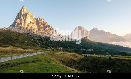 Paesaggio mozzafiato del Passo Giau nelle Dolomiti, Italia, con imponenti picchi rocciosi avvolti dalla luce del mattino. Foto Stock
