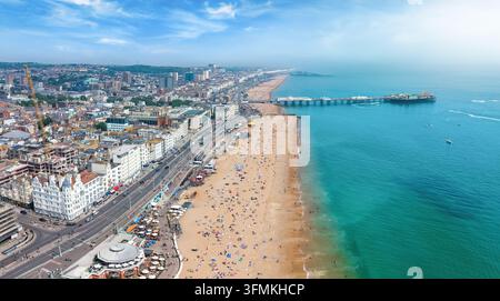 Vista aerea panoramica del paesaggio urbano di Brighton, East Sussex, Inghilterra, con spiaggia e molo durante un giorno d'estate Foto Stock