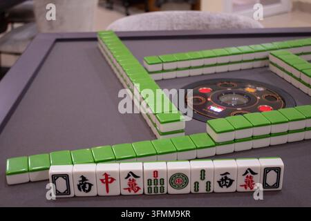 Carta o piastrelle di Mahjong su tavolo automatico. Questa macchina per il Mahjong mescola automaticamente, lancia i dadi e organizza le piastrelle di Mahjong. Tavolo da Mahjong moderno Foto Stock