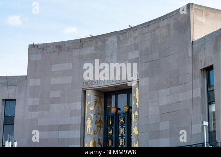 New York, USA - 19 ott. 2025: La facciata della Biblioteca Pubblica di Brooklyn a Brooklyn, New York. Foto Stock