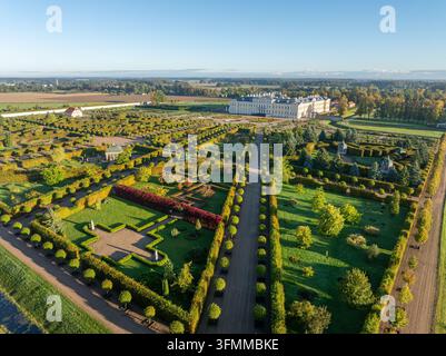 Palazzo di Rundale e giardini francesi geometrici visti da un drone a Zemgale, in Lettonia. Foto Stock