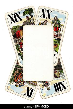 Un montaggio di carte di tarocchi/divinazione vintage con una carta vuota per testo o copia. Foto Stock