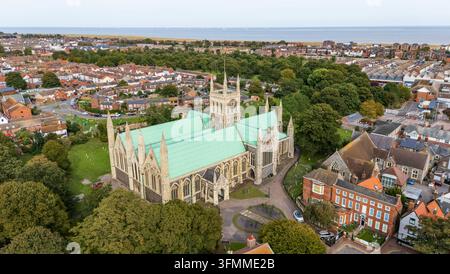 Vista aerea con drone della città britannica di Great Yarmouth con la Minster, le case e il Mare del Nord sullo sfondo Foto Stock