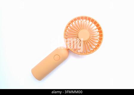 Mini ventilatori portatili ricaricabili. Ventilatori portatili che possono essere facilmente trasportati ovunque. Primo piano di ventilatori portatili arancioni. Foto Stock