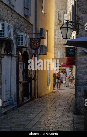 Pittoresca storica città vecchia di Budva, Montenegro, con edifici tradizionali in pietra Foto Stock