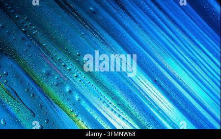 Sfondo astratto che mostra linee diagonali blu e verdi con molte piccole gocce d'acqua su una superficie bagnata riflettente Foto Stock