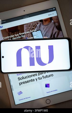 Città del Messico, Messico, 06 04 2026, logo Nubank visualizzato su uno smartphone, appoggiato su un tablet che mostra il loro sito bancario della Colombia Foto Stock