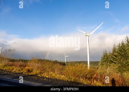Le turbine eoliche si ergono alte nella foresta di Clocaenog, producendo energia pulita per la nazione Foto Stock