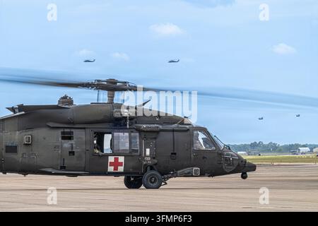 Un elicottero HH-60 Black Hawk dell'U.S. Army si prepara al decollo dopo una consegna di pazienti e il caricamento di pazienti simulati da un C-130J Super Hercules durante l'esercizio Ultimate Caduceus 2026 a Fort Campbell, Kentucky, il 10 settembre 2026, testando l'interoperabilità tra le squadre mediche aeree. Foto Stock