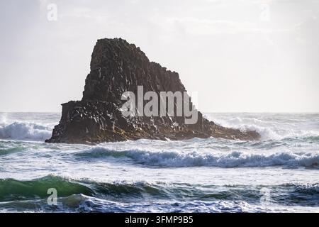 Le onde si infrangono intorno alla scogliera di basalto nota come Submarine Rock al largo di Indian Beach nell'Ecola State Park lungo la costa dell'Oregon. Foto Stock