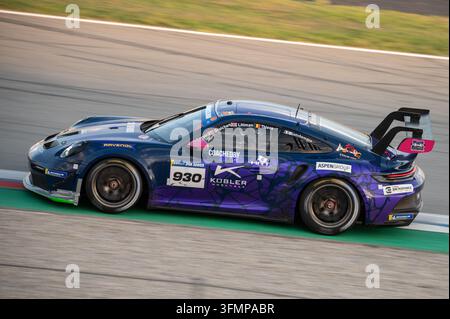 Porsche 911 GT3 Cup (992) #930 HRT Performance in gara sulla pista durante le 24H Michelin di Barcellona al Circuit de Barcelona-Catalunya, Spagna. Foto Stock