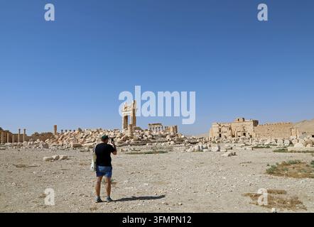 Turista nelle rovine del Tempio di Bel a Palmira Foto Stock