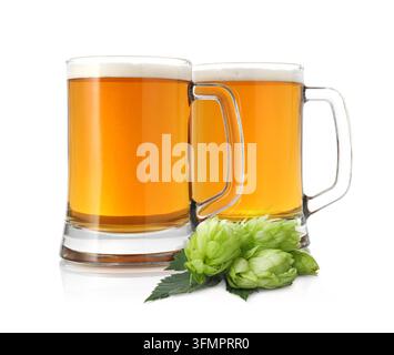 Birra in boccali di vetro e luppolo verde fresco isolato su bianco Foto Stock