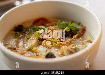 Zuppa cremosa di asparagi bianchi guarnita con germogli di crescione e caviare di trota, servita come elegante antipasto gourmet Foto Stock