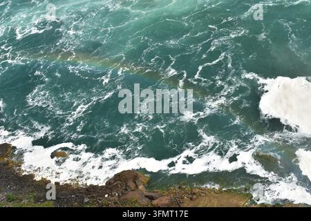 Arcobaleno nell'acqua alle cascate del Niagara Foto Stock