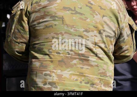 Primo piano del motivo mimetico multicam dell'esercito australiano su un'uniforme da combattimento di un soldato Foto Stock